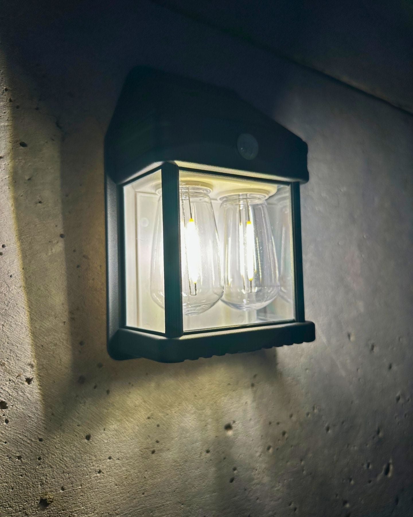 Lámpara Solar 3 en 1 – Luz Cálida / Sensor / IP65 / Estaca Muro Gancho