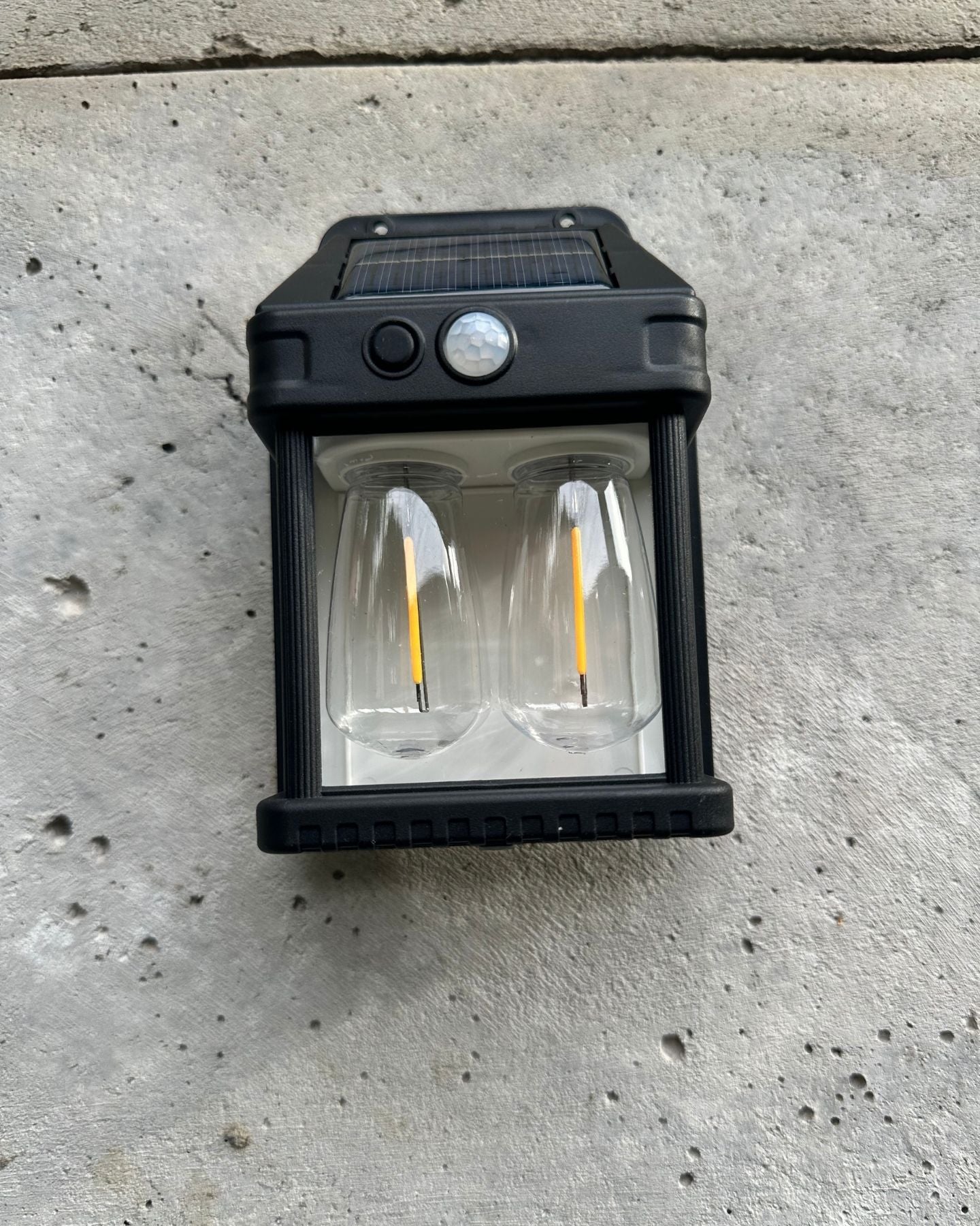 Lámpara Solar 3 en 1 – Luz Cálida / Sensor / IP65 / Estaca Muro Gancho