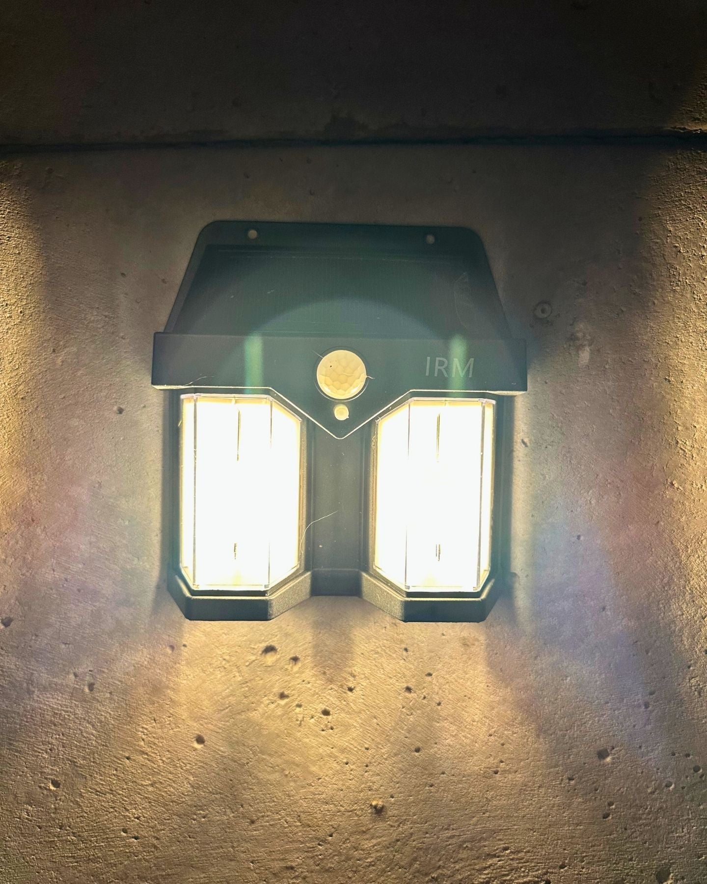 Aplique Solar Aura – Sensor / 3 Modos de Luz / Luz Cálida / IP65 - Iluminación - Disponible en Dreamy Home!