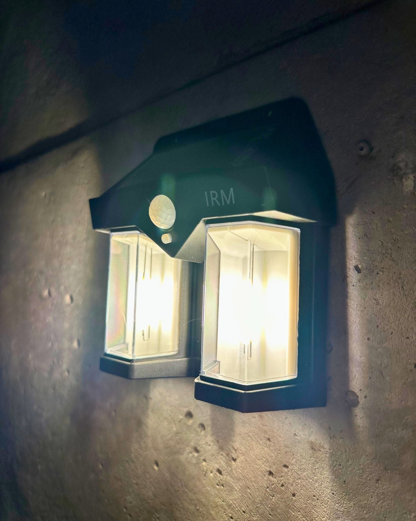 Aplique Solar Aura – Sensor / 3 Modos de Luz / Luz Cálida / IP65 - Iluminación - Disponible en Dreamy Home!