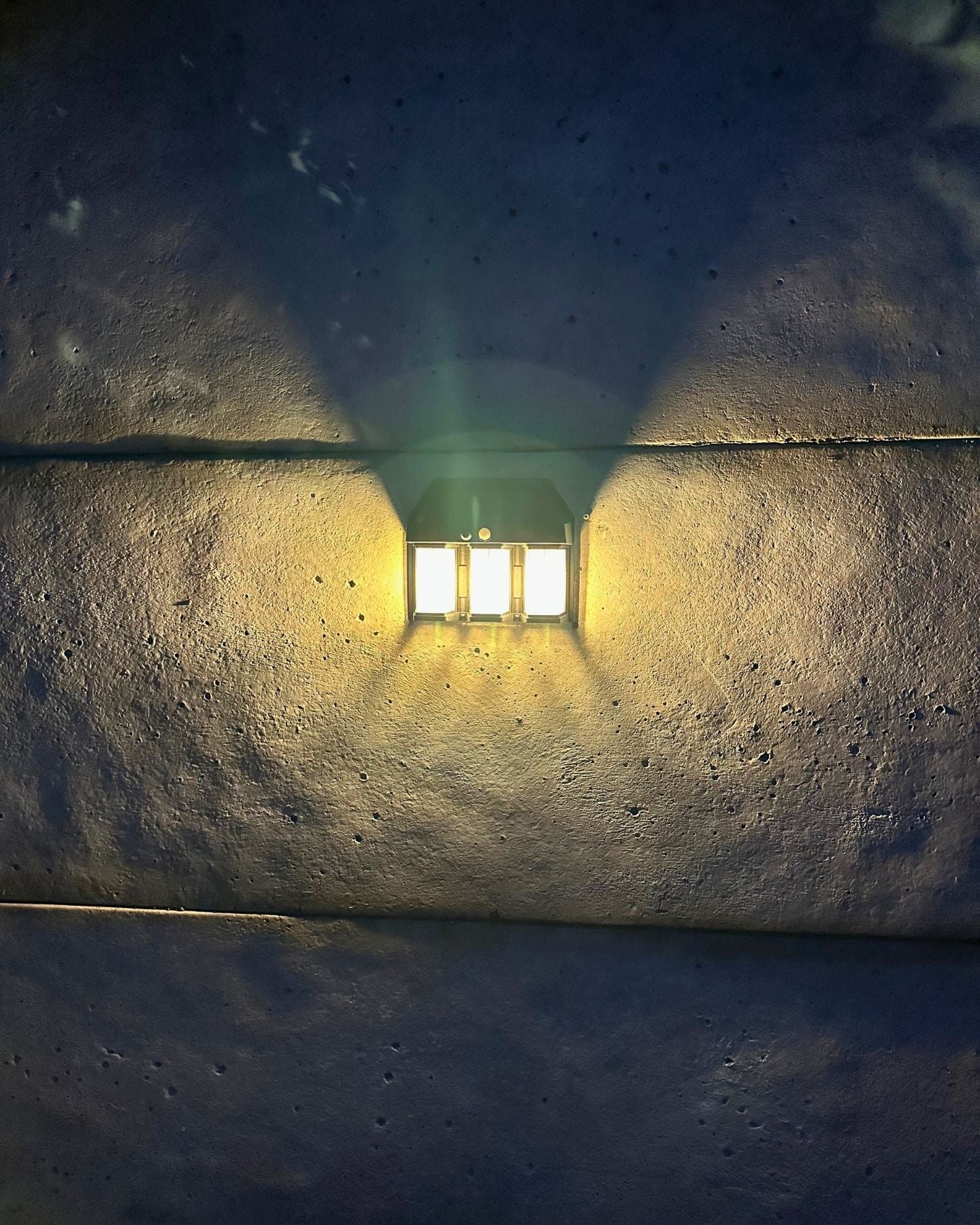 Aplique Solar Aura – Sensor / 3 Modos de Luz / Luz Cálida / IP65 - Iluminación - Disponible en Dreamy Home!