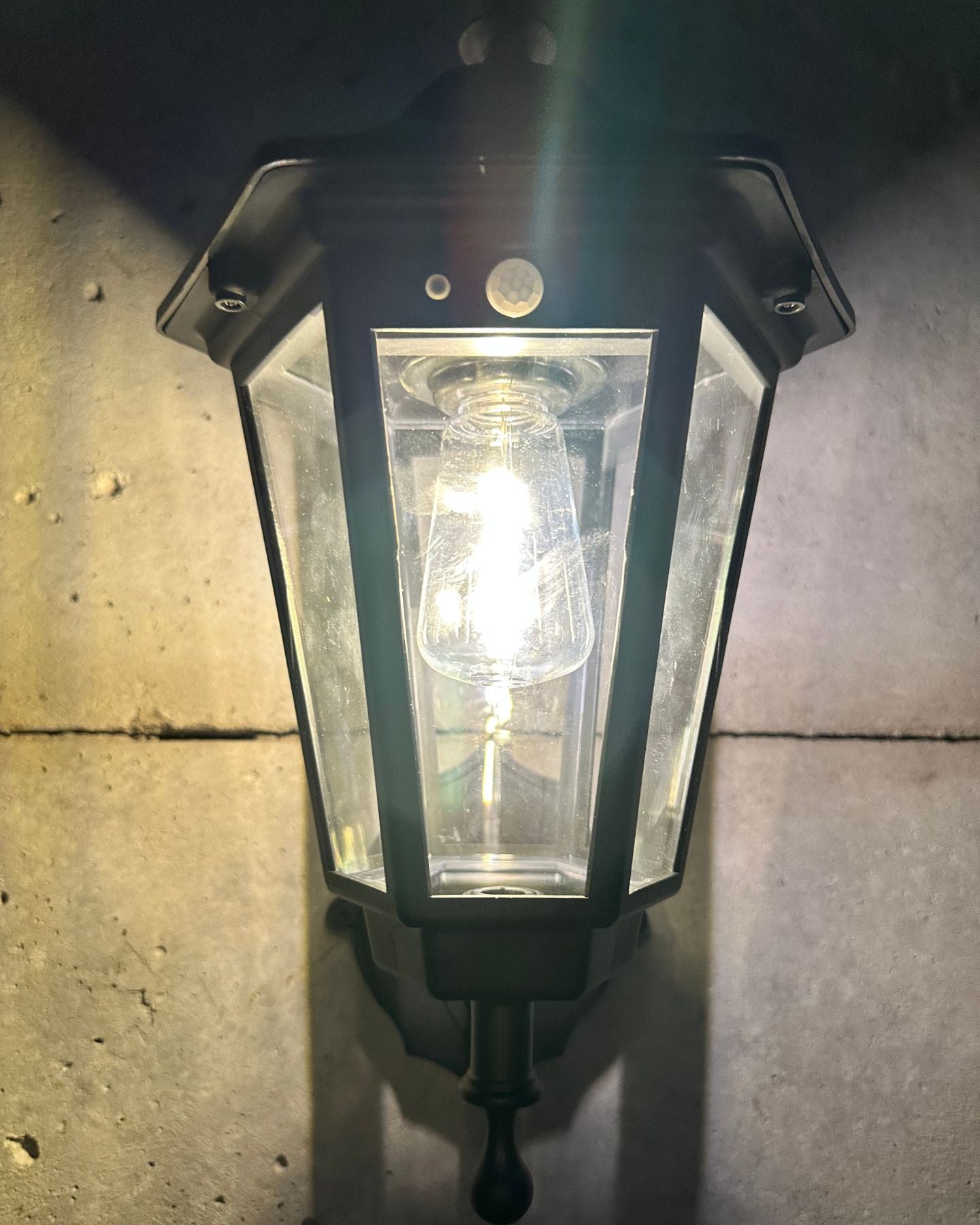 Aplique Solar Estilo Farol – Luz Cálida / Sensor / IP65 Exterior - Disponible en Dreamy Home!