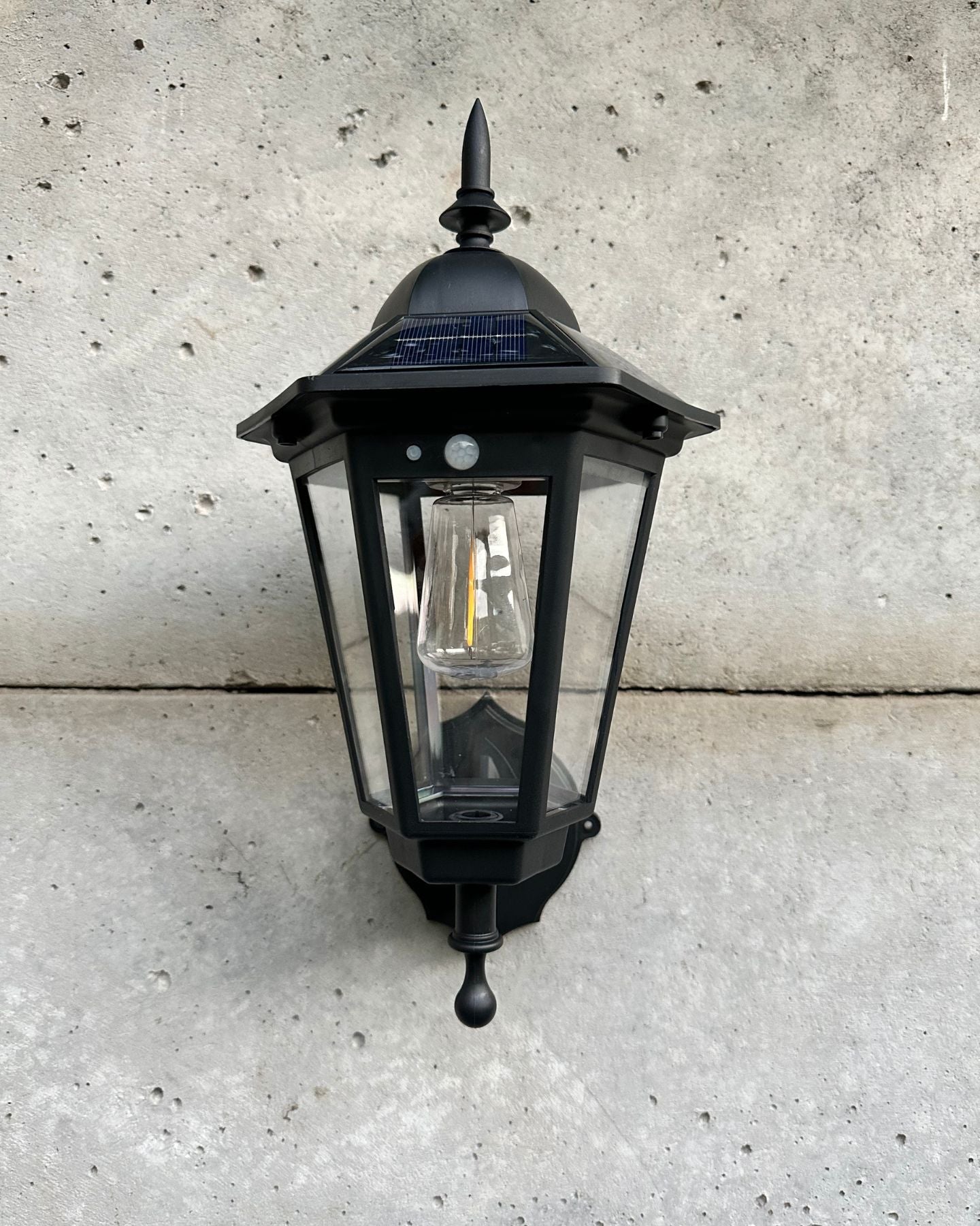 Aplique Solar Estilo Farol – Luz Cálida / Sensor / IP65 Exterior - Disponible en Dreamy Home!