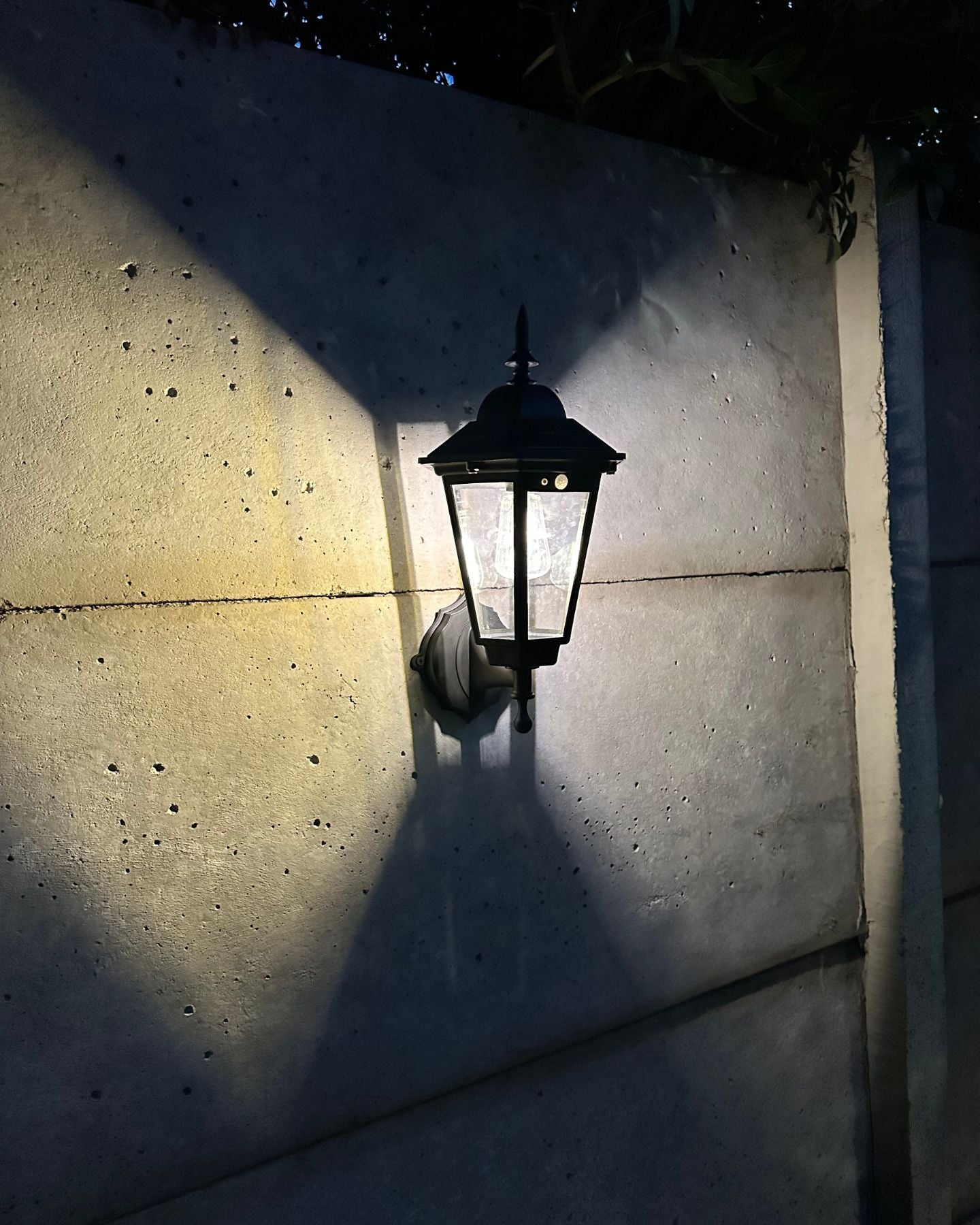 Aplique Solar Estilo Farol – Luz Cálida / Sensor / IP65 Exterior - Disponible en Dreamy Home!