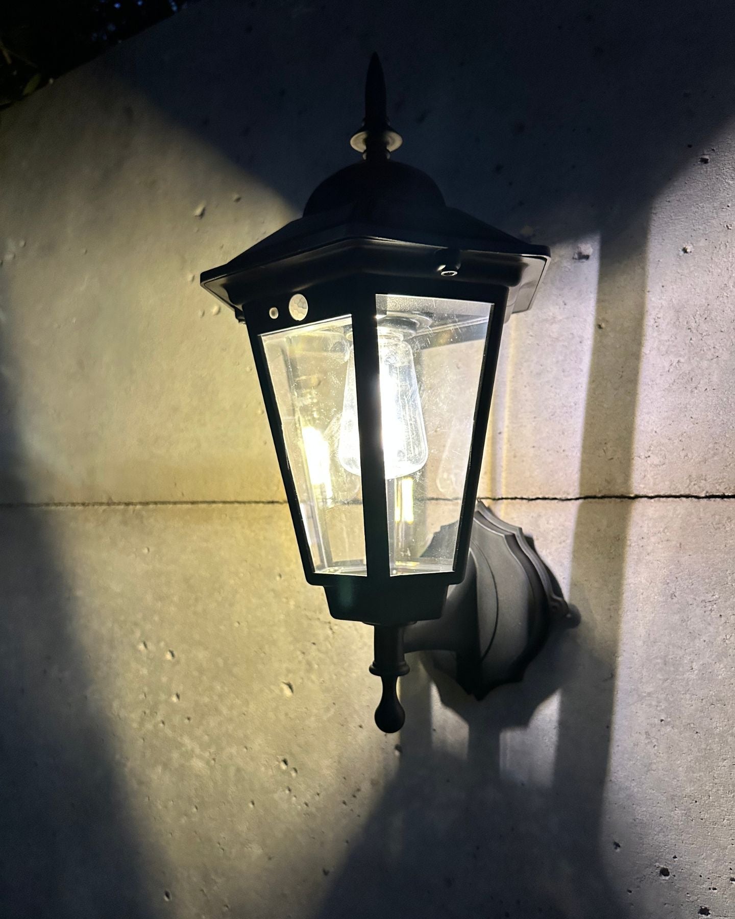 Aplique Solar Estilo Farol – Luz Cálida / Sensor / IP65 Exterior - Disponible en Dreamy Home!