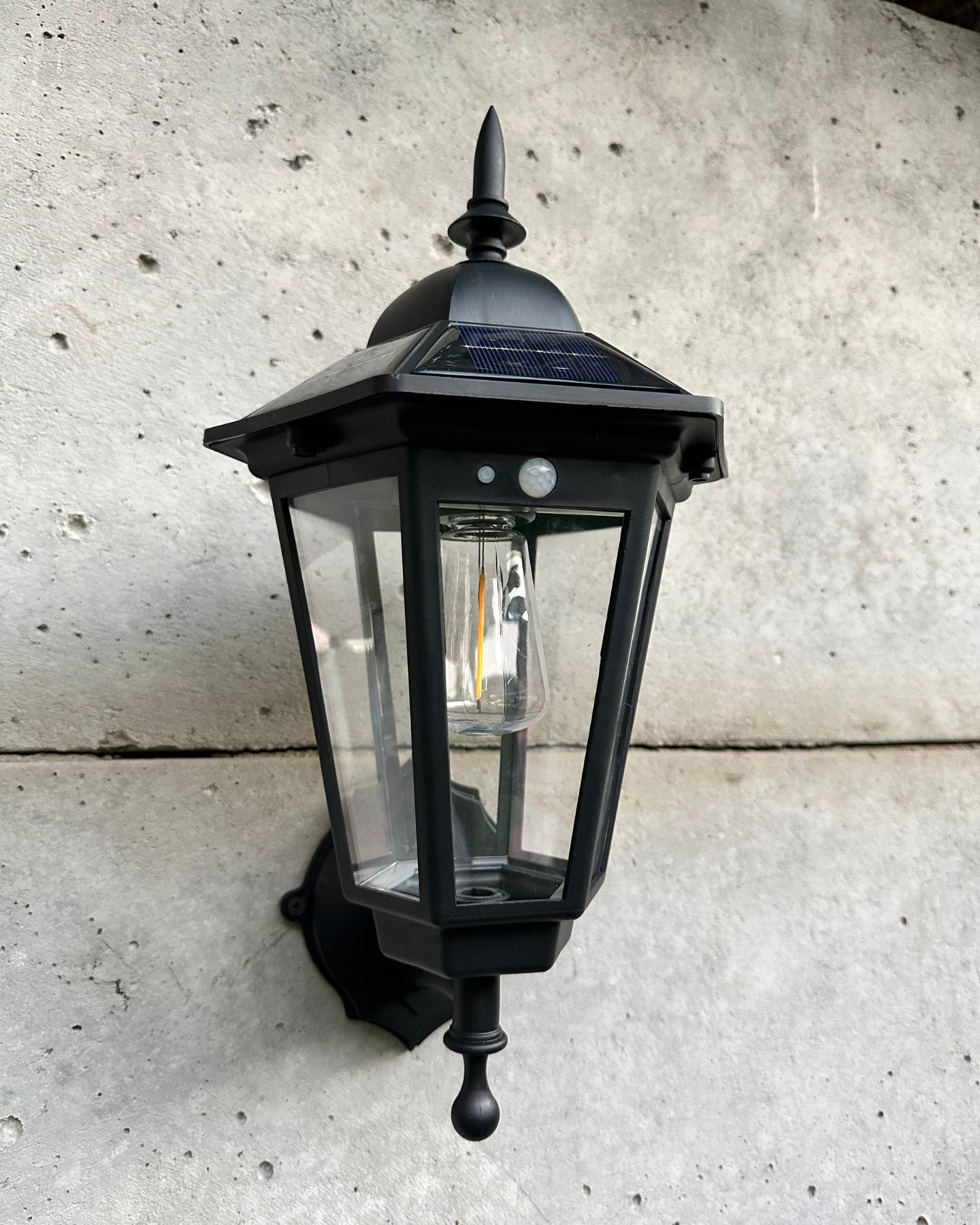 Aplique Solar Estilo Farol – Luz Cálida / Sensor / IP65 Exterior - Disponible en Dreamy Home!