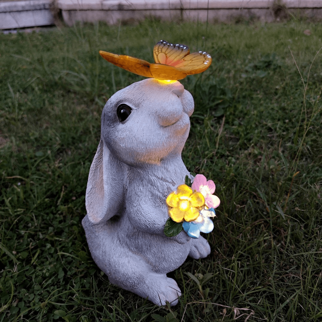 Estatua de Conejo con Ramo Solar - Resina / Luz Cálida / IP65 - Disponible en Dreamy Home!