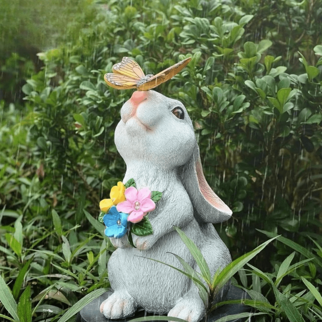 Estatua de Conejo con Ramo Solar - Resina / Luz Cálida / IP65 - Disponible en Dreamy Home!