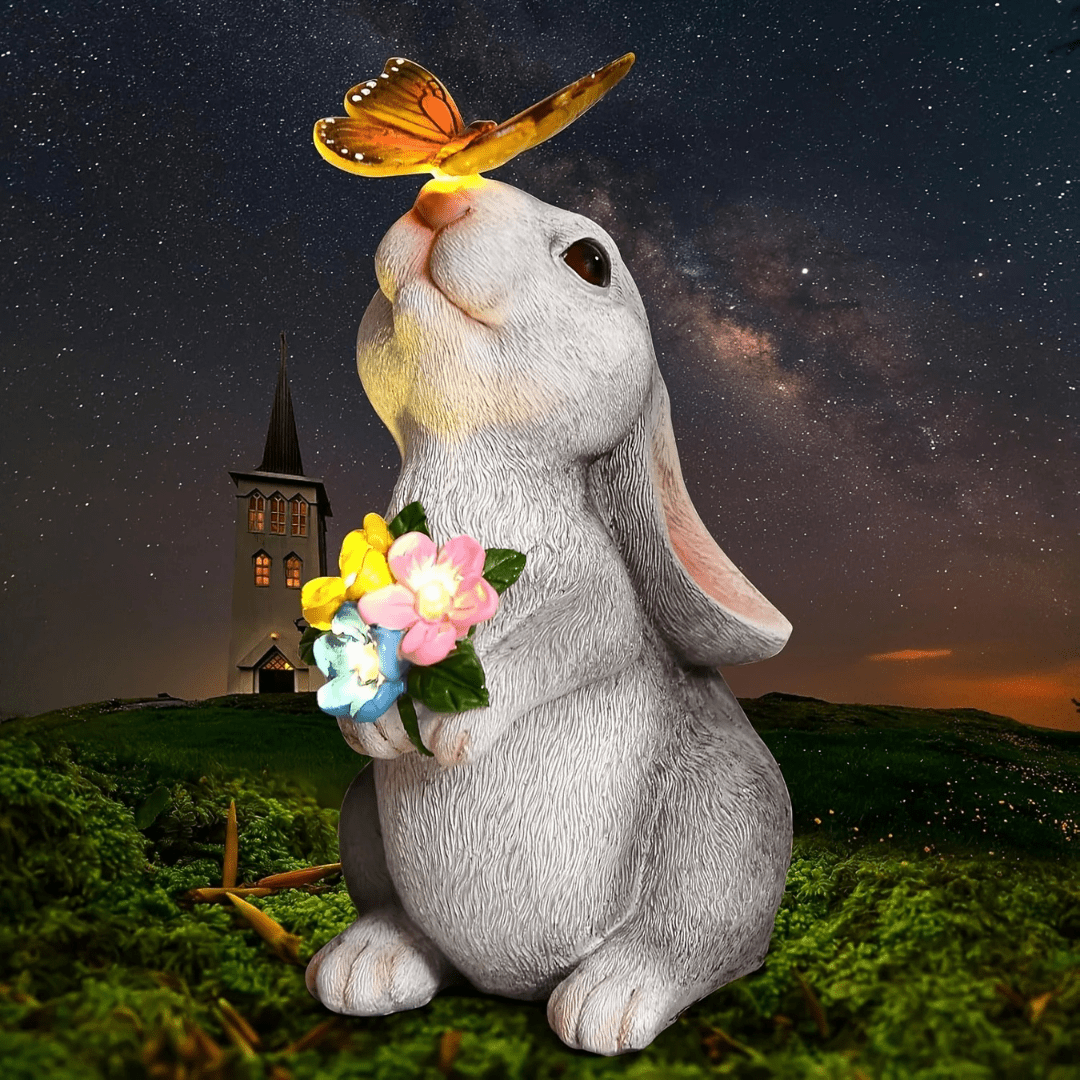 Estatua de Conejo con Ramo Solar - Resina / Luz Cálida / IP65 - Disponible en Dreamy Home!