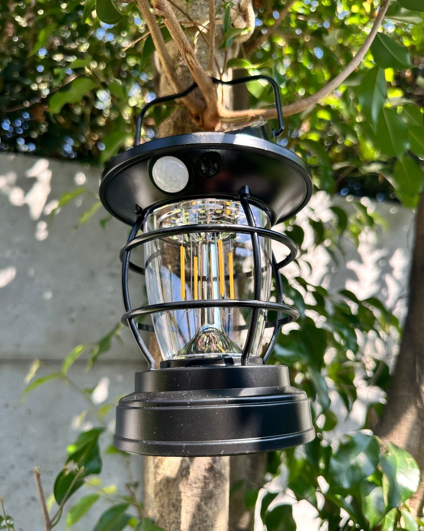 Farol Bosko Solar – Luz Cálida / Sensor / USB / Interior Exterior - Disponible en Dreamy Home!