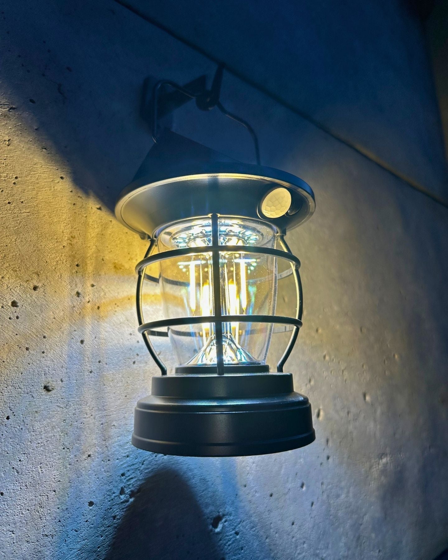 Farol Bosko Solar – Luz Cálida / Sensor / USB / Interior Exterior - Disponible en Dreamy Home!