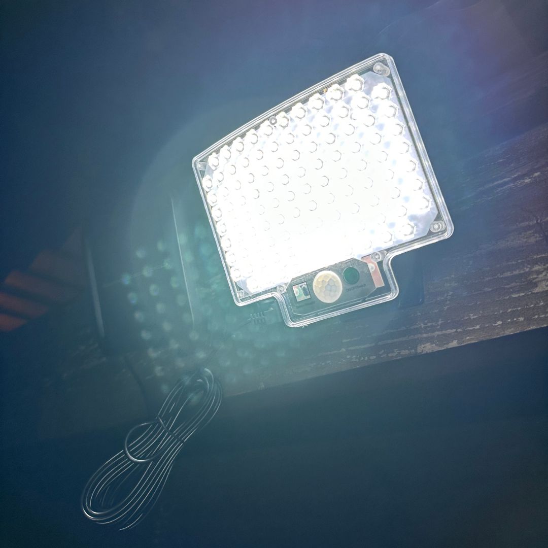 Foco Solar Curvo Compacto 100W - IP65 / Sensor / Luz Fría - Disponible en Dreamy Home!