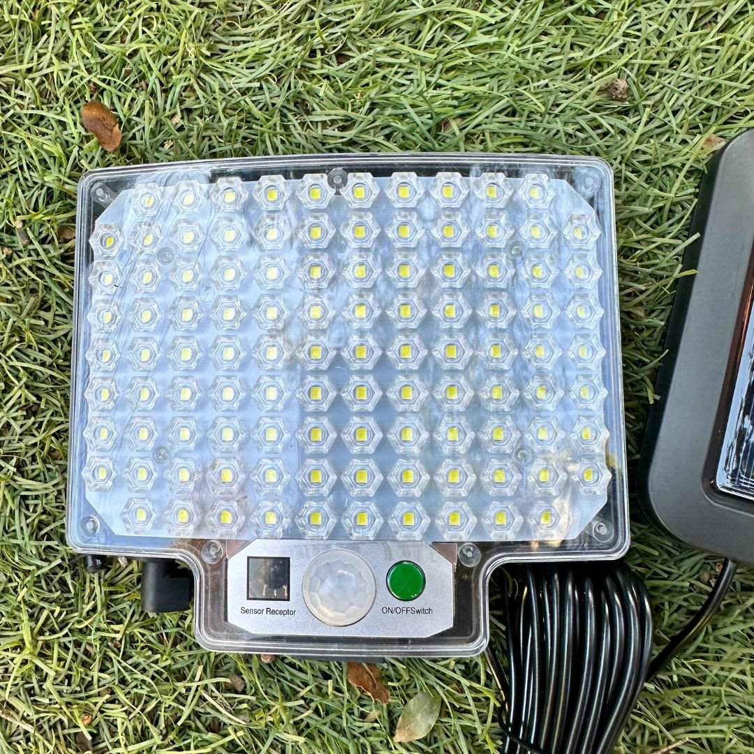 Foco Solar Curvo Compacto 100W - IP65 / Sensor / Luz Fría - Disponible en Dreamy Home!