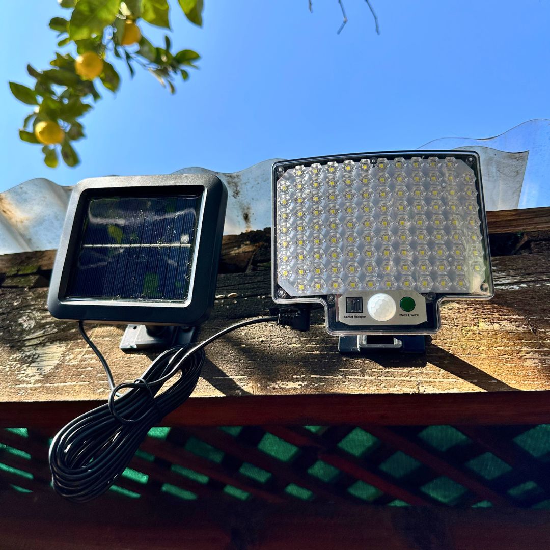 Foco Solar Curvo Compacto 100W - IP65 / Sensor / Luz Fría - Disponible en Dreamy Home!