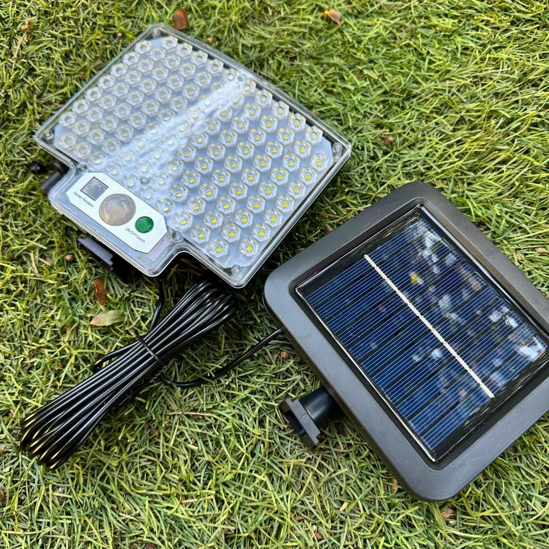 Foco Solar Curvo Compacto 100W - IP65 / Sensor / Luz Fría - Disponible en Dreamy Home!