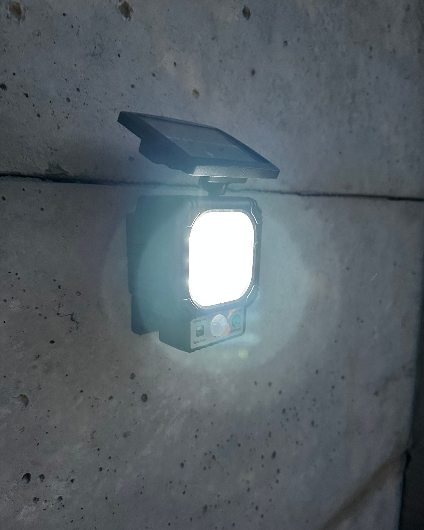 Foco Solar Ultra Compacto – Sensor / Luz Fría / IP65 - Disponible en Dreamy Home!