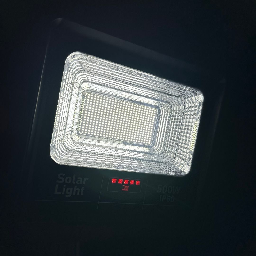 Foco Solar Ultrapotente - IP66 / Luz Fría / Control Remoto - Disponible en Dreamy Home!