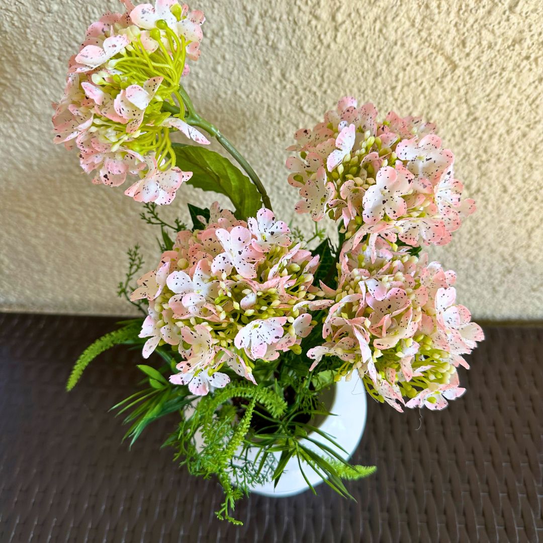 Hortensias Artificiales Rosadas - Macetero Cerámica Blanco / 30 cm - Disponible en Dreamy Home!