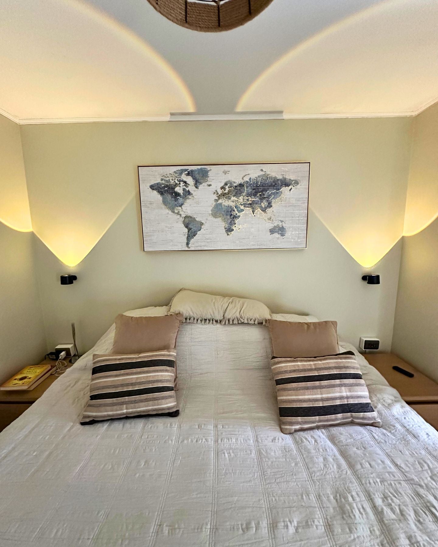 Lámpara de Velador Bidireccional 360° - USB Recargable / Control Remoto - Disponible en Dreamy Home!