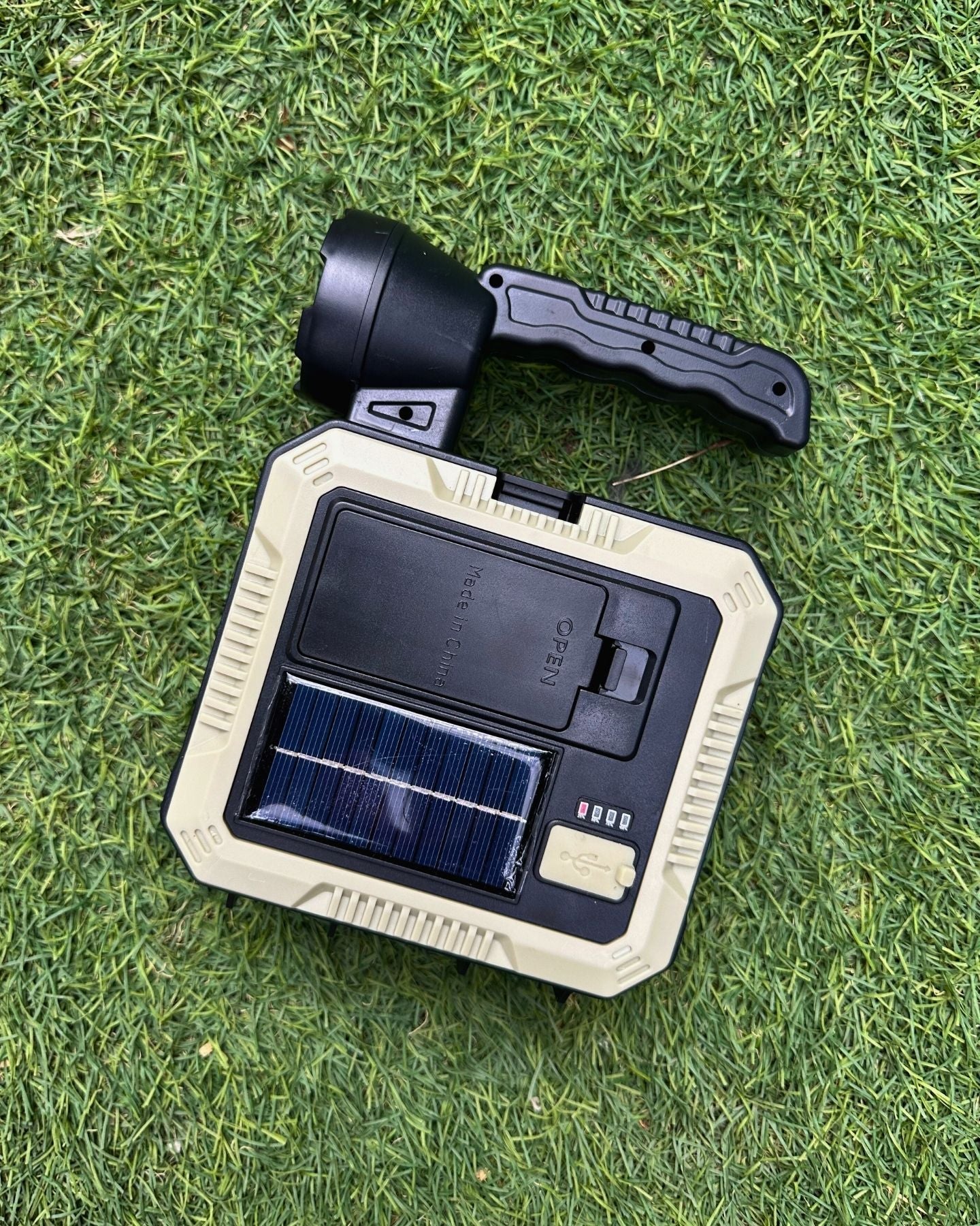 Lámpara Multifunción KitMaster - Linterna / Foco / USB o Solar / Herramientas - Luces nocturnas e iluminación ambiente - Disponible en Dreamy Home!