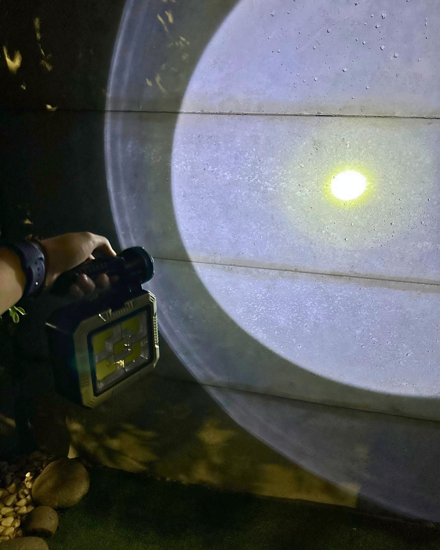 Lámpara Multifunción KitMaster - Linterna / Foco / USB o Solar / Herramientas - Luces nocturnas e iluminación ambiente - Disponible en Dreamy Home!