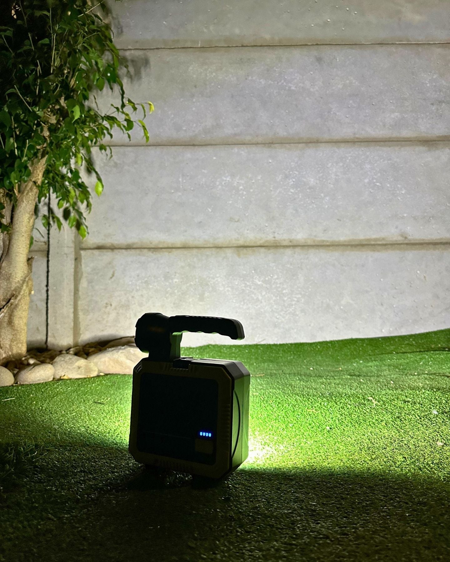 Lámpara Multifunción KitMaster - Linterna / Foco / USB o Solar / Herramientas - Luces nocturnas e iluminación ambiente - Disponible en Dreamy Home!