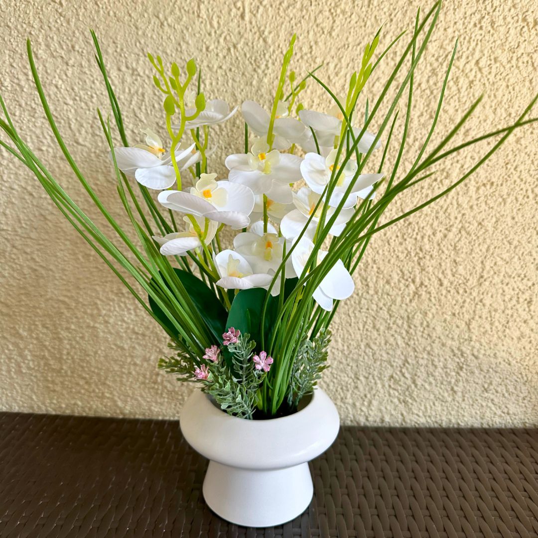 Orquídea Mariposa Blanca - Macetero Cerámica / Flores Artificiales - Disponible en Dreamy Home!