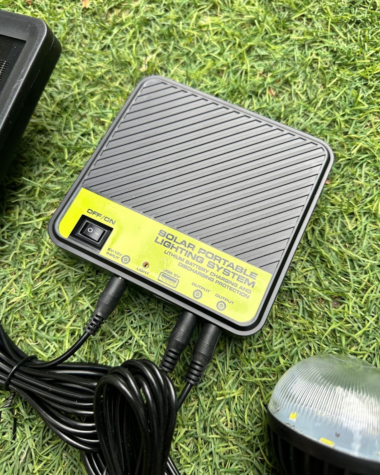Sistema Solar EmergiMax – 2 Focos / USB / Carga Solar / Portátil - Disponible en Dreamy Home!