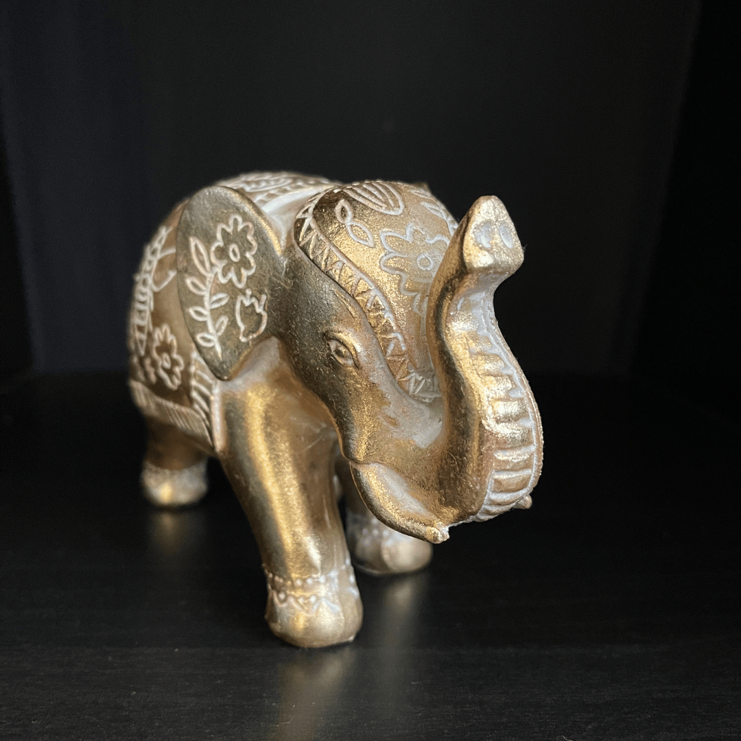 Elefante Mandala Chiang Rai - Dorado / Grabado Floral / 15 x 10 x 6 cm - Disponible en Dreamy Home!