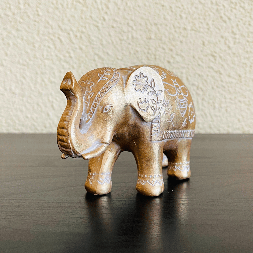 Elefante Mandala Chiang Rai - Dorado / Grabado Floral / 15 x 10 x 6 cm - Disponible en Dreamy Home!