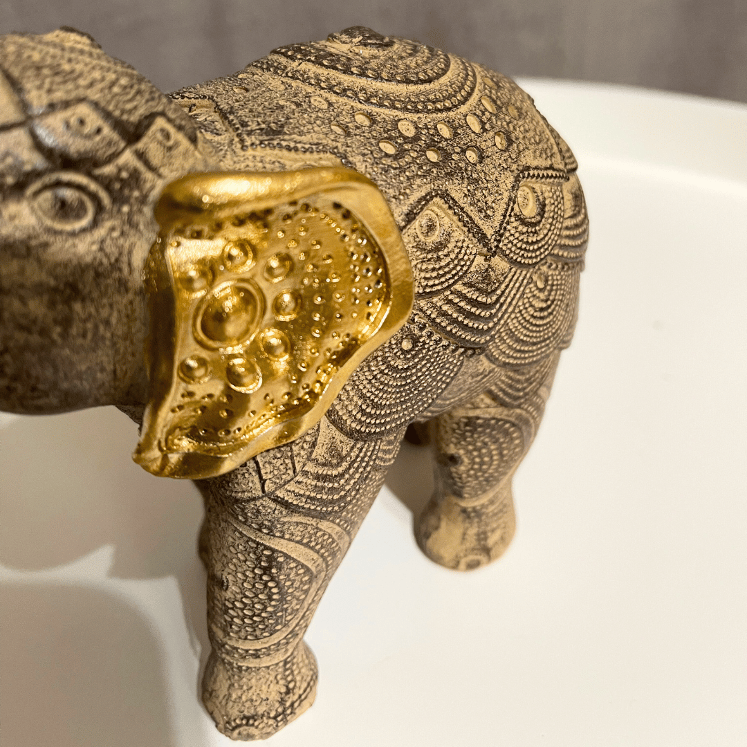 Elefante Mandala Chiang Rai - Dorado / Grabado Floral / 15 x 10 x 6 cm - Disponible en Dreamy Home!