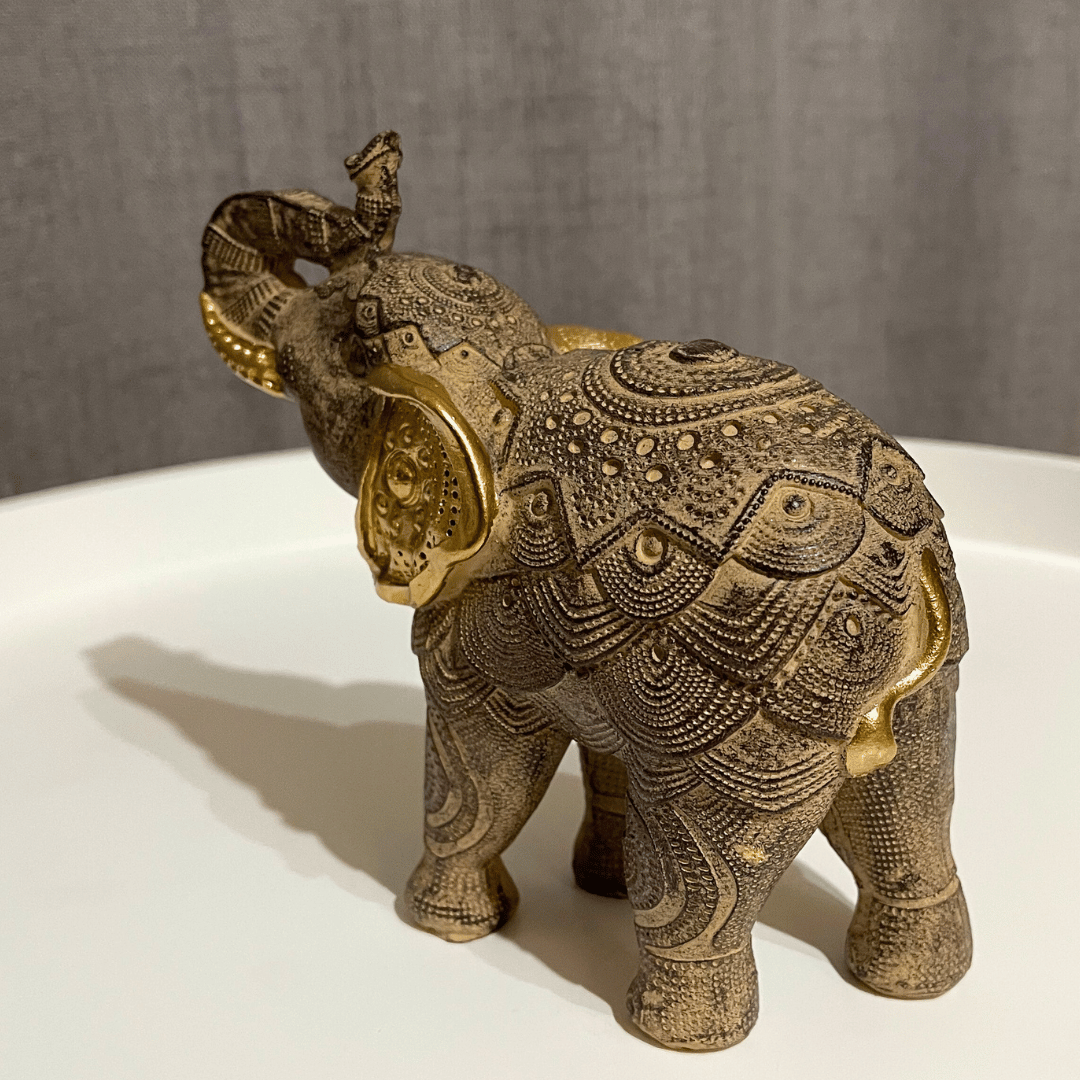 Elefante Mandala Chiang Rai - Dorado / Grabado Floral / 15 x 10 x 6 cm - Disponible en Dreamy Home!