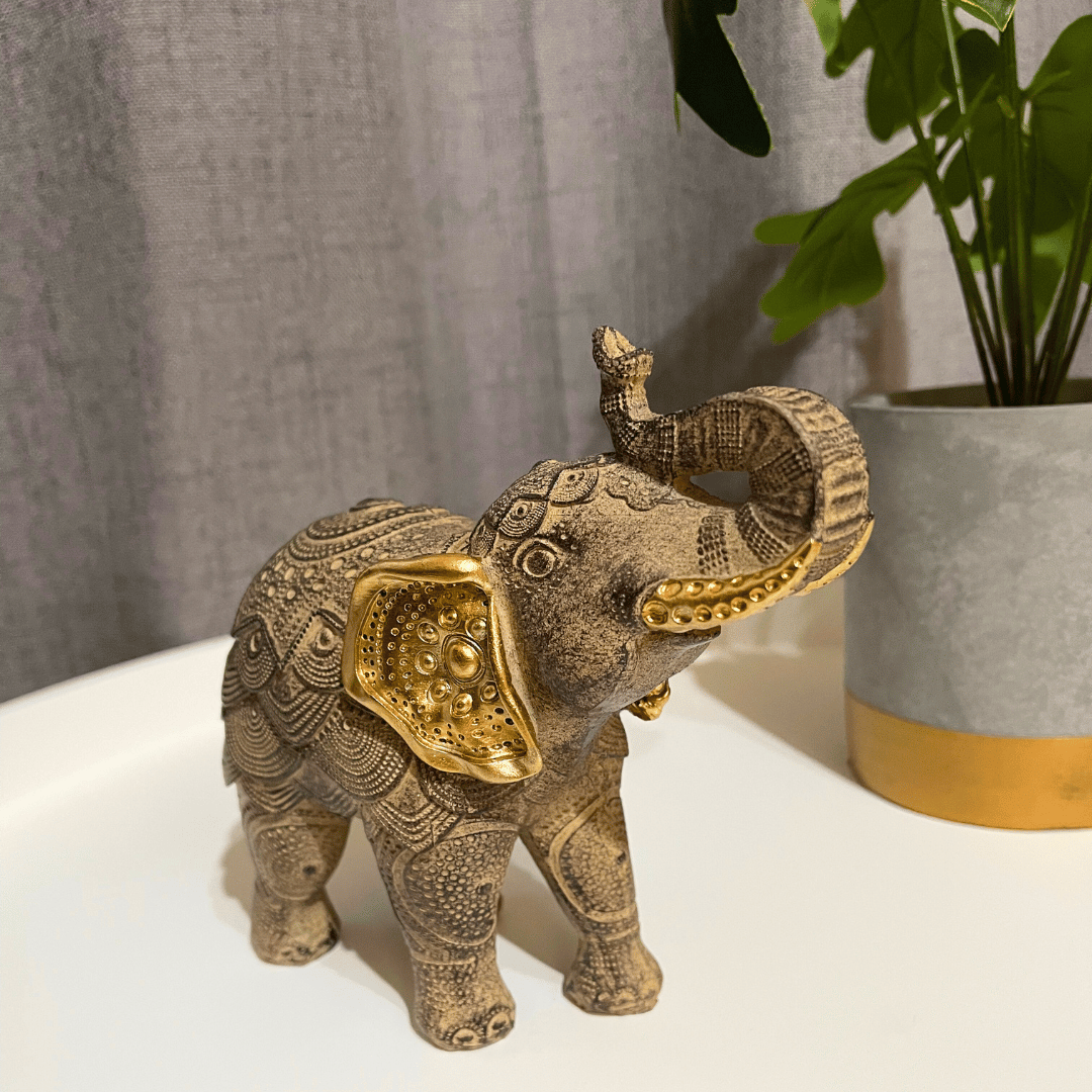 Elefante Mandala Chiang Rai - Dorado / Grabado Floral / 15 x 10 x 6 cm - Disponible en Dreamy Home!