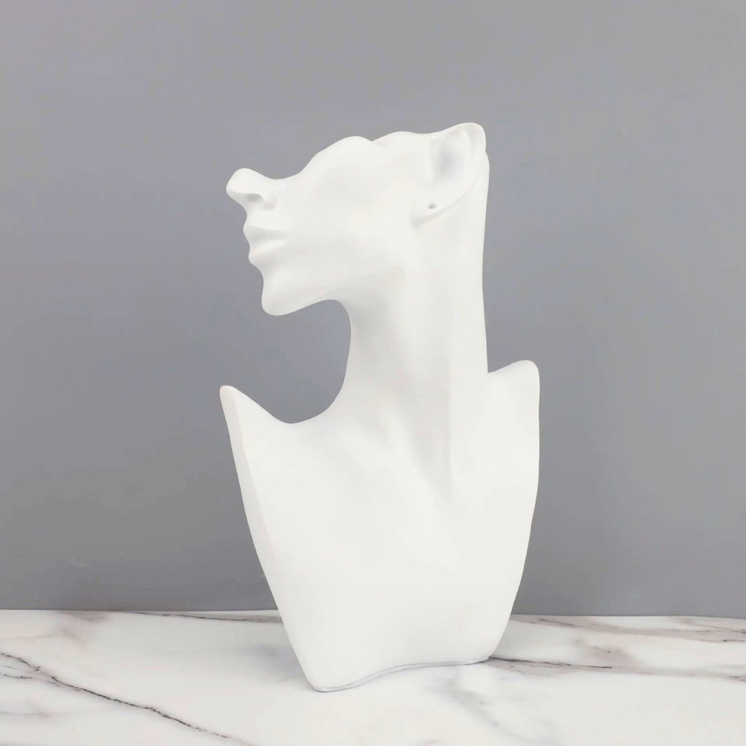 Escultura Mujer Nórdica - Cerámica / Blanco o Dorado / 28 cm Alto Disponible en Dreamy Home!