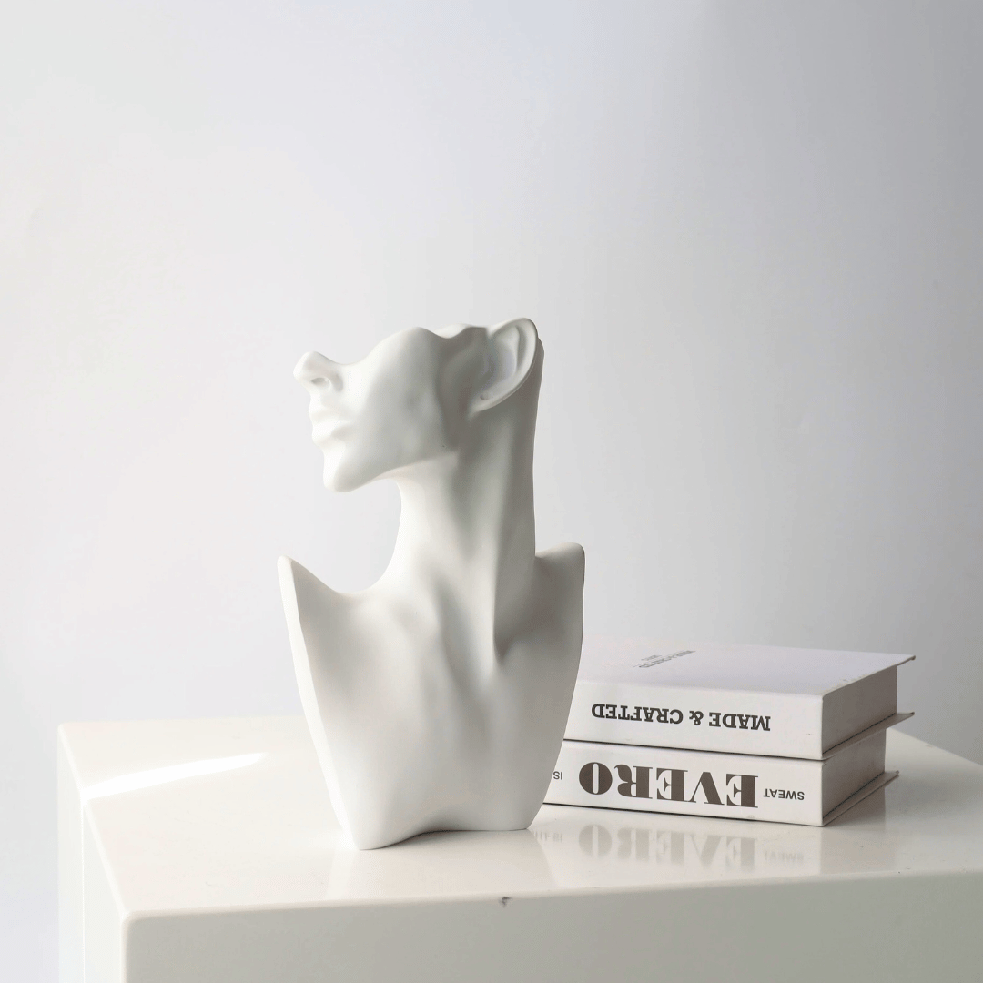 Escultura Mujer Nórdica - Cerámica / Blanco o Dorado / 28 cm Alto Disponible en Dreamy Home!