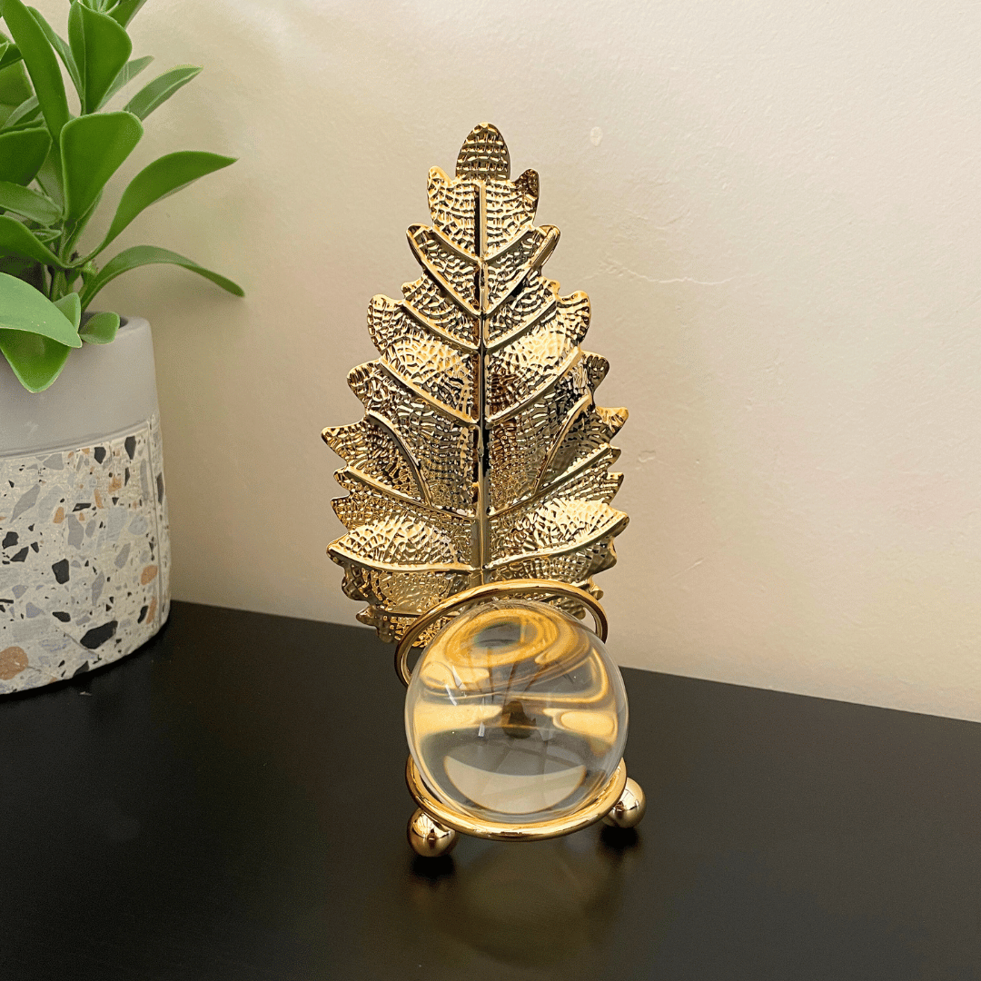 Esfera con Hoja Dorada - Cristal / Metal Texturizado / 15 x 8 x 5 cm - Disponible en Dreamy Home!