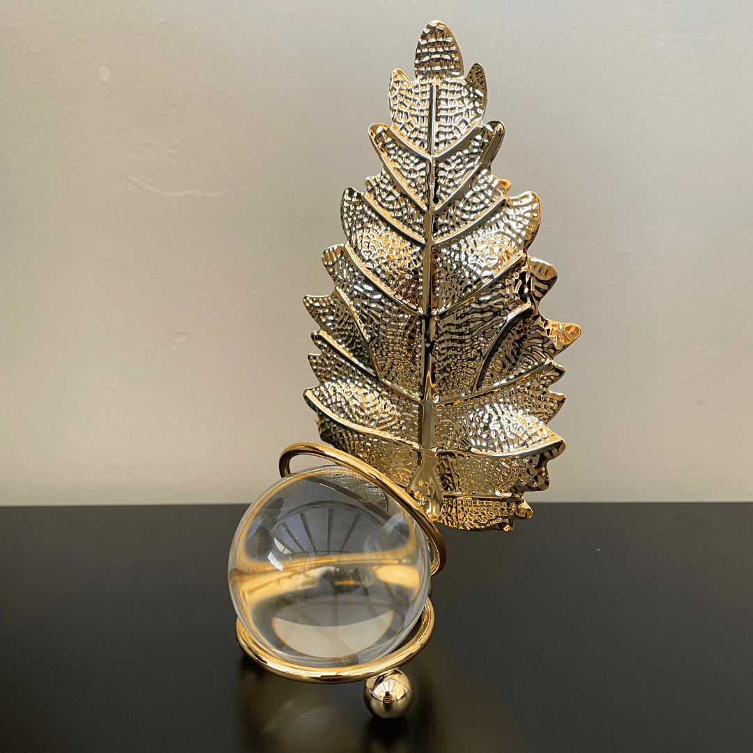 Esfera con Hoja Dorada - Cristal / Metal Texturizado / 15 x 8 x 5 cm - Disponible en Dreamy Home!