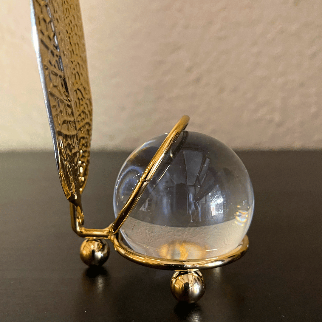 Esfera con Hoja Dorada - Cristal / Metal Texturizado / 15 x 8 x 5 cm - Disponible en Dreamy Home!
