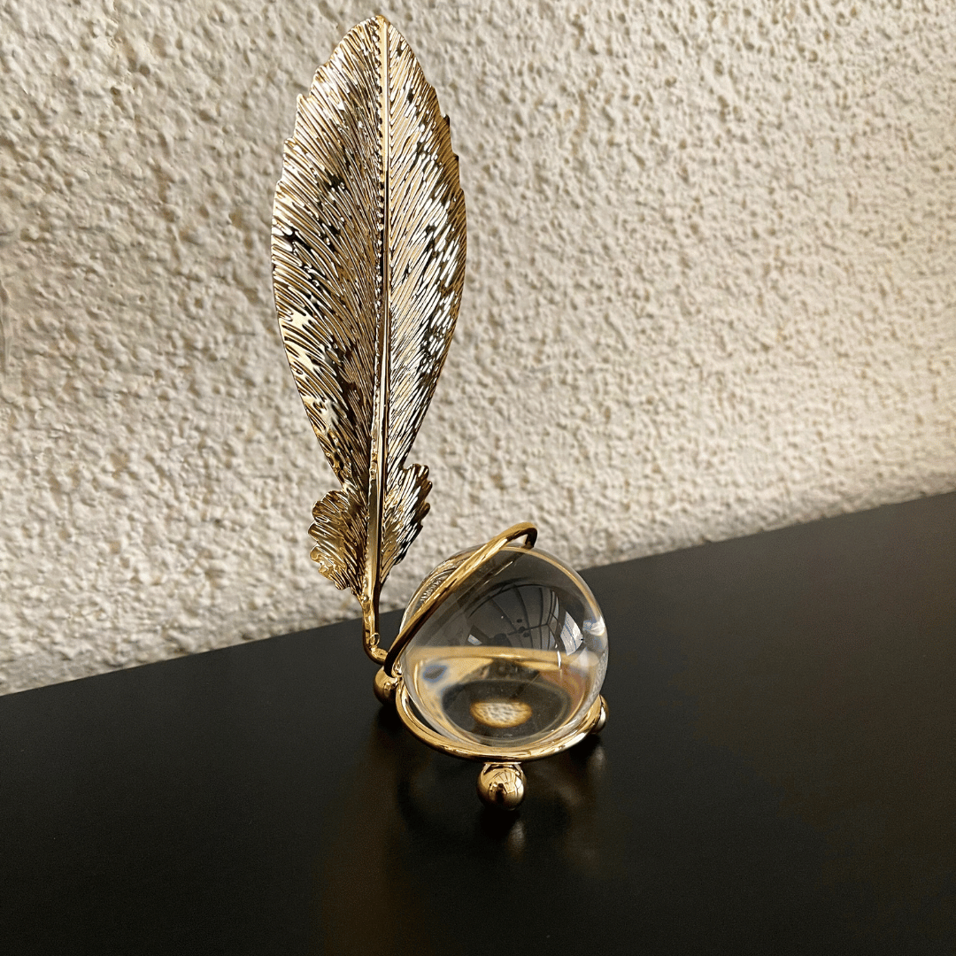 Esfera Decorativa - Cristal / Pluma Dorada / 15 cm Alto - Disponible en Dreamy Home!