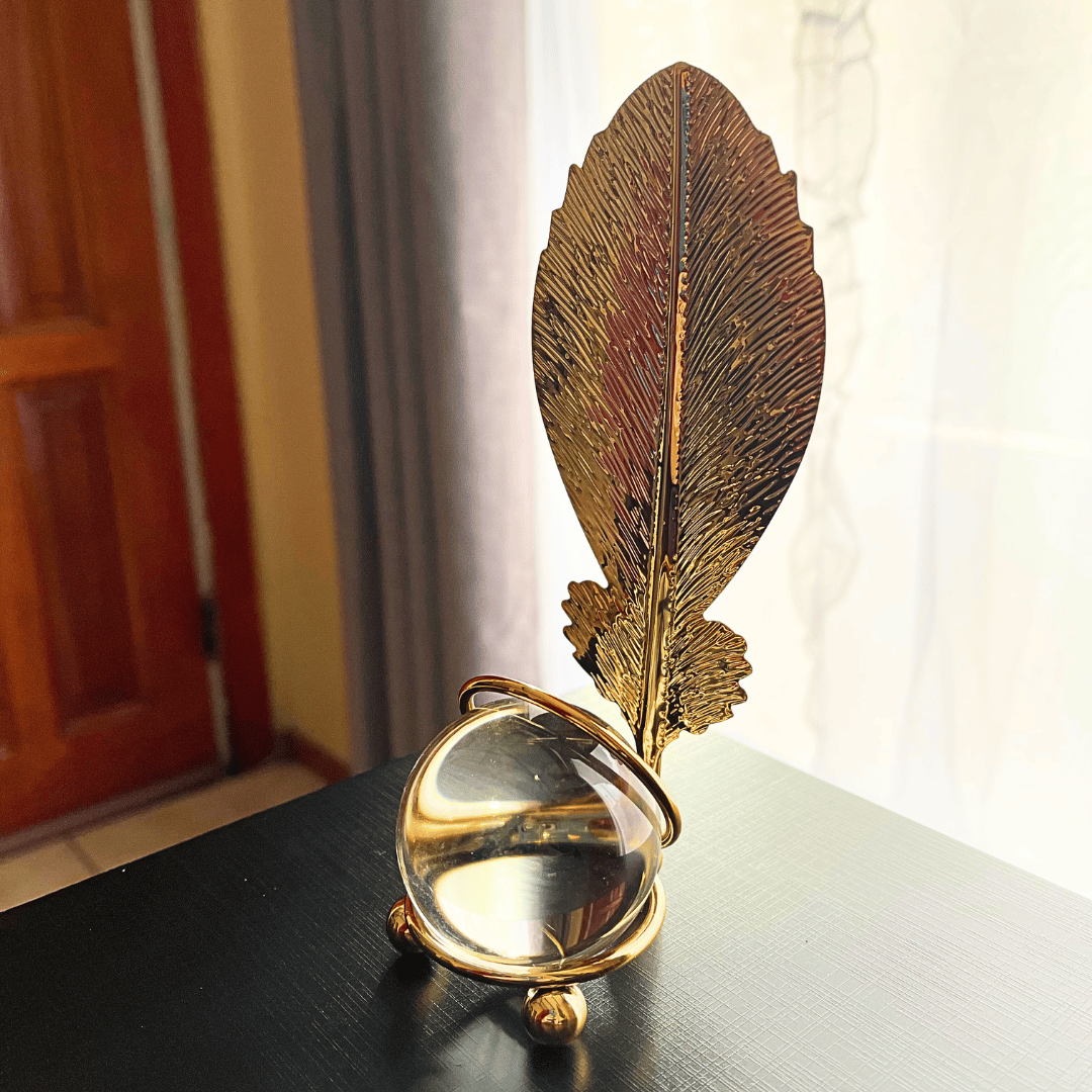 Esfera Decorativa - Cristal / Pluma Dorada / 15 cm Alto - Disponible en Dreamy Home!