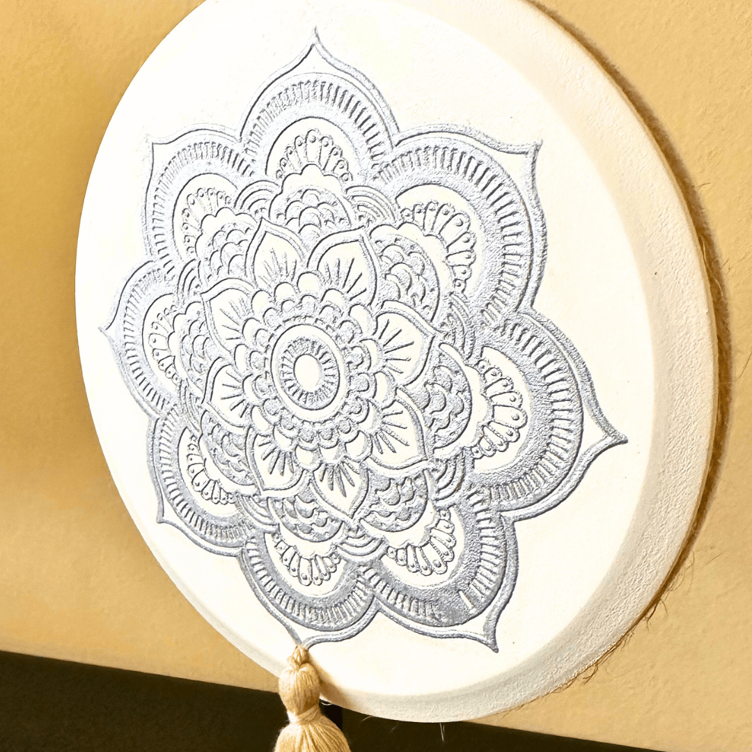 Mandala en Pedestal - Diseño Plateado / Borla Decorativa - Disponible en Dreamy Home!