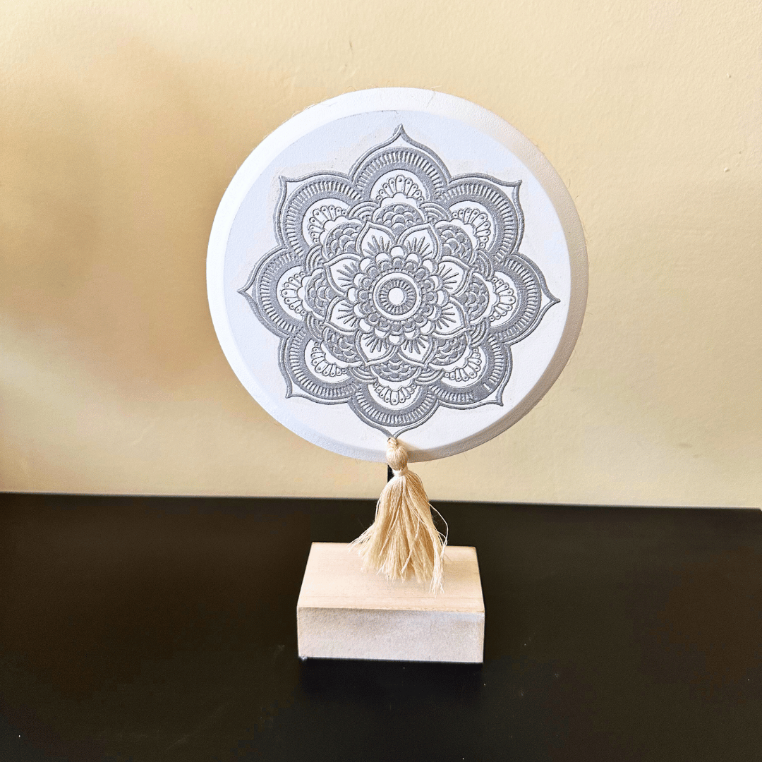 Mandala en Pedestal - Diseño Plateado / Borla Decorativa - Disponible en Dreamy Home!