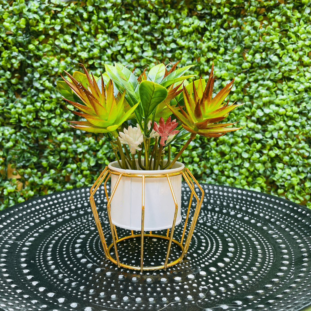 Palma Esmeralda Artificial - Follaje Mixto / Macetero Blanco Dorado - Disponible en Dreamy Home!