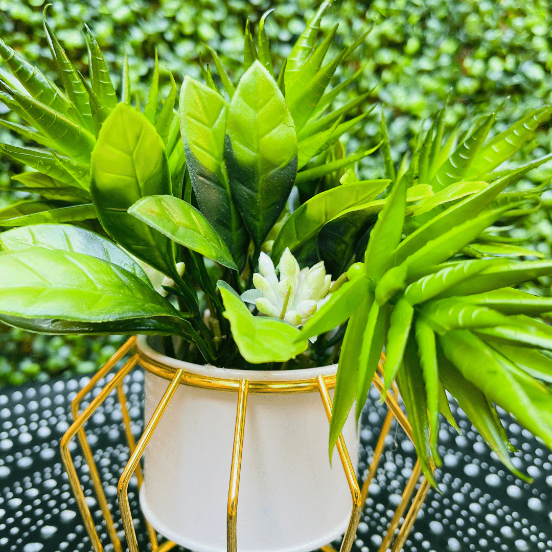 Palma Esmeralda Artificial - Follaje Mixto / Macetero Blanco Dorado - Disponible en Dreamy Home!