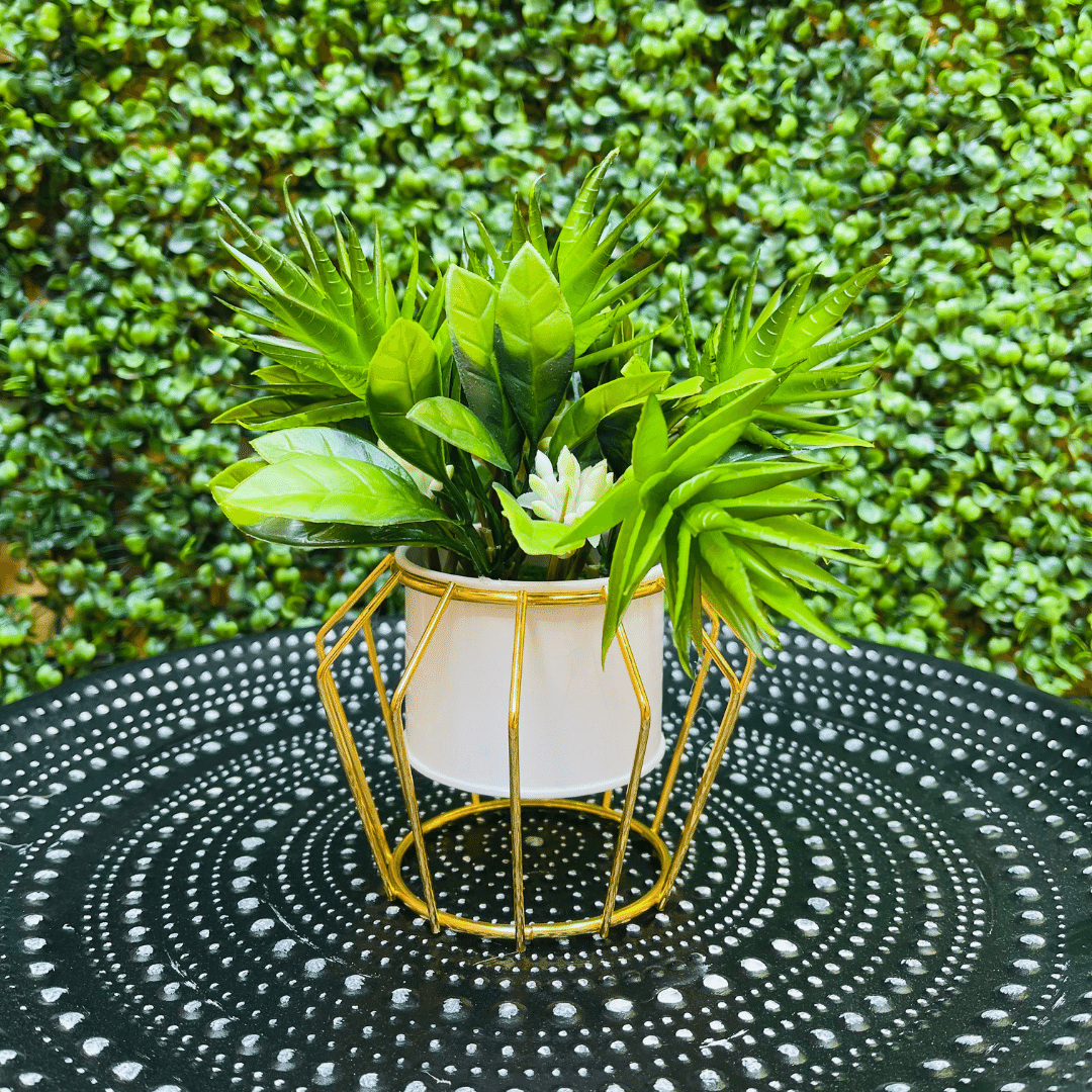 Palma Esmeralda Artificial - Follaje Mixto / Macetero Blanco Dorado - Disponible en Dreamy Home!