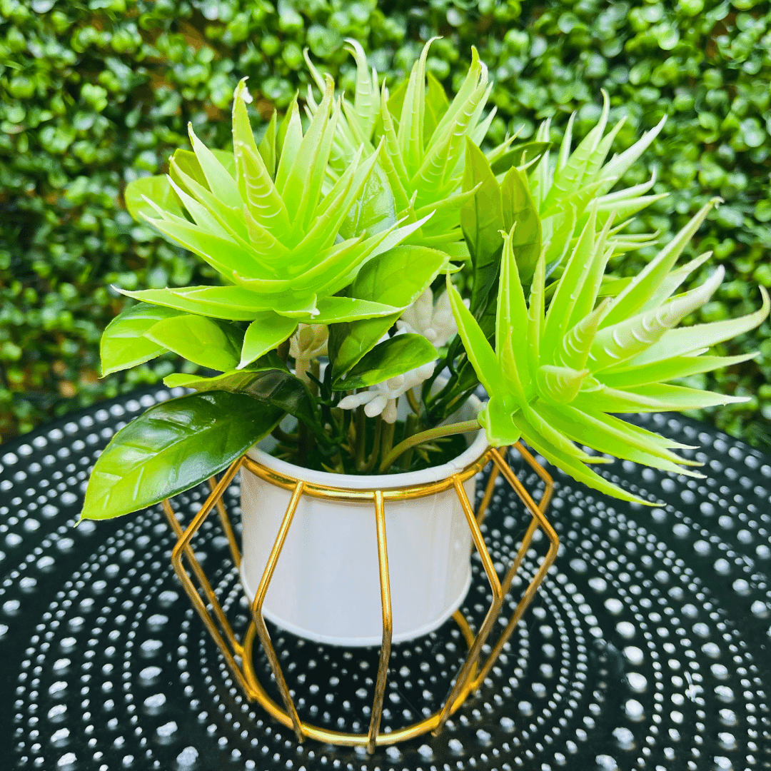 Palma Esmeralda Artificial - Follaje Mixto / Macetero Blanco Dorado - Disponible en Dreamy Home!