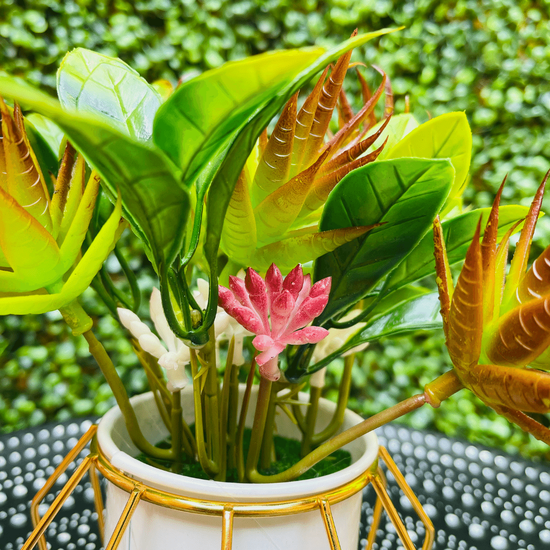 Palma Esmeralda Artificial - Follaje Mixto / Macetero Blanco Dorado - Disponible en Dreamy Home!