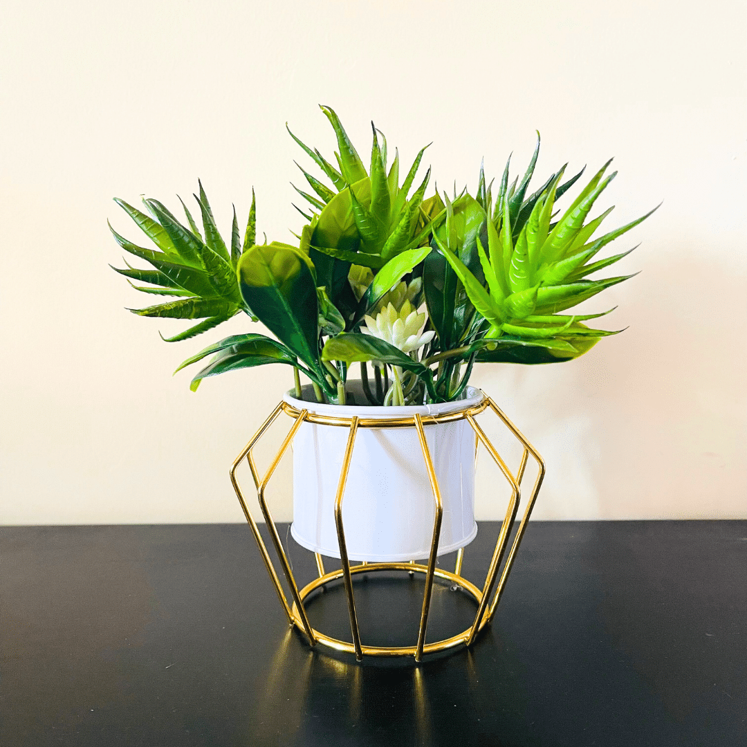 Palma Esmeralda Artificial - Follaje Mixto / Macetero Blanco Dorado - Disponible en Dreamy Home!