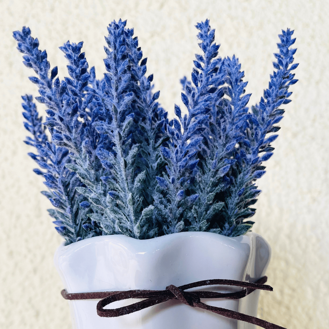 Lavanda Artificial de Mesa - Macetero Cerámica Blanco / 15 cm - Disponible en Dreamy Home!