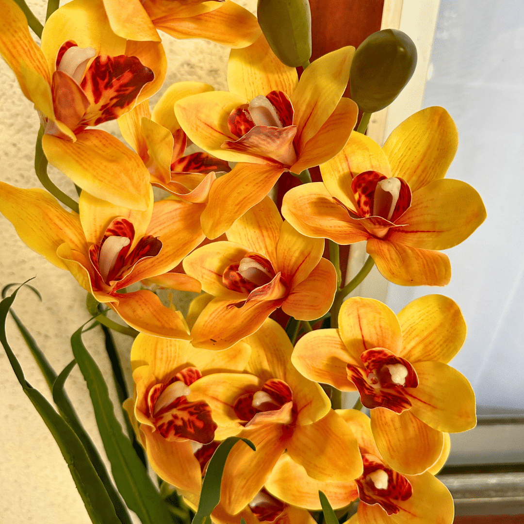 Planta Orquídea Artificial Amarillo/Blanco – Altura 88 cm - Disponible en Dreamy Home!